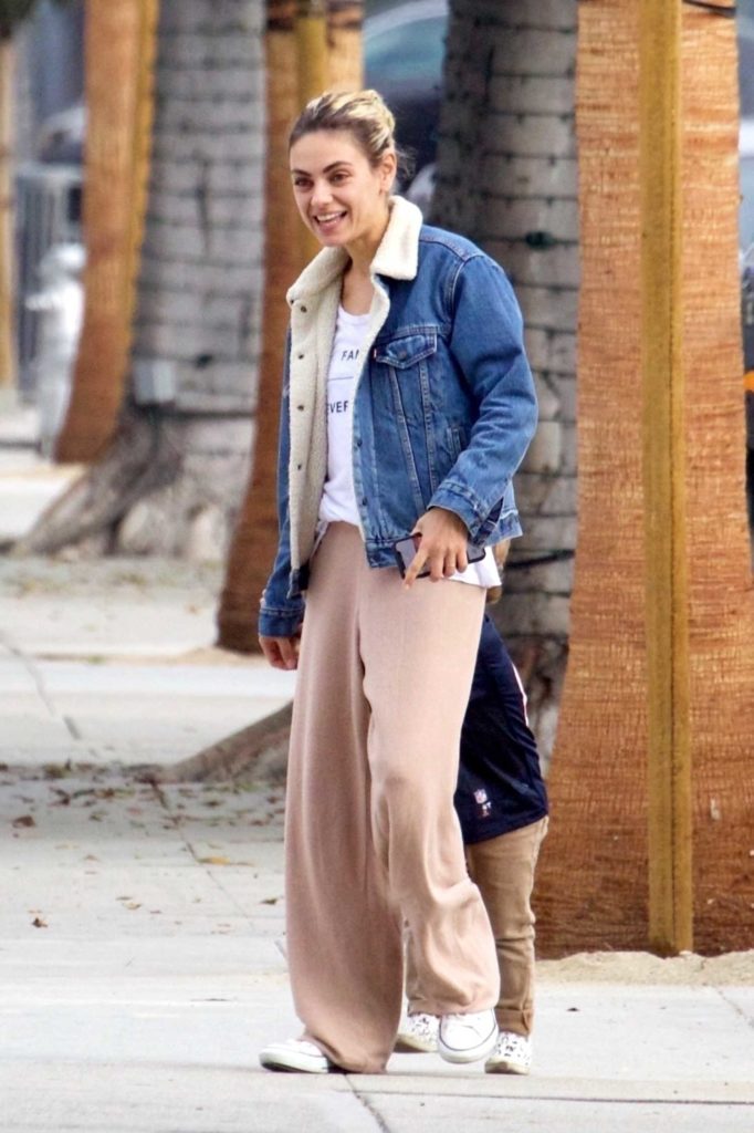 Mila Kunis in a Beige Sweatpants