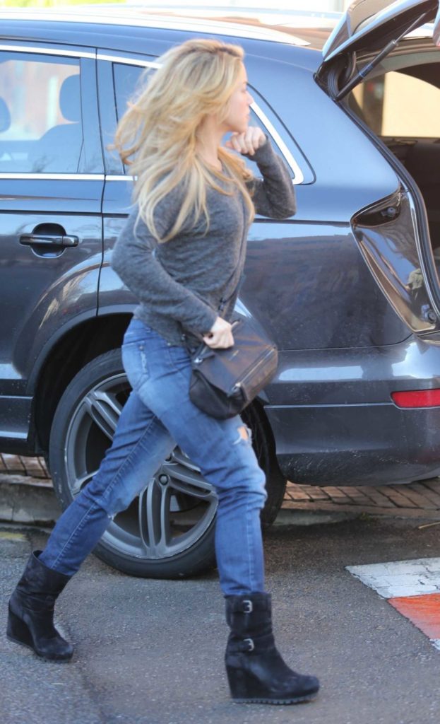 Shakira in a Gray Sweatshirt