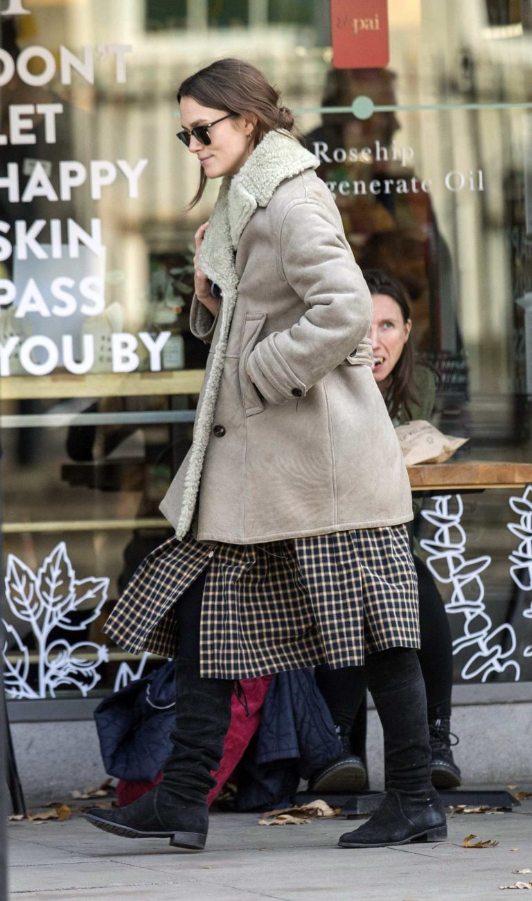 Keira Knightley in a Gray Sheepskin Jacket Goes Grocery Shopping in