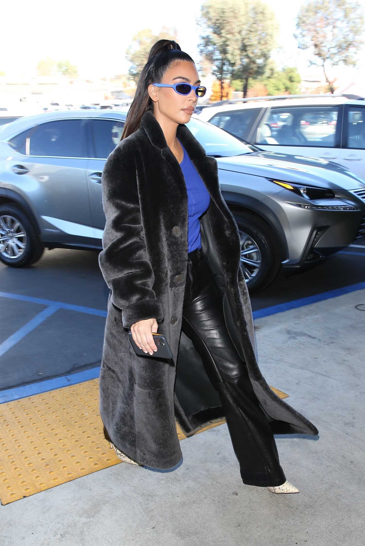 Kim Kardashian in a Black Fur Coat Out for Lunch in Calabasas – Celeb Donut