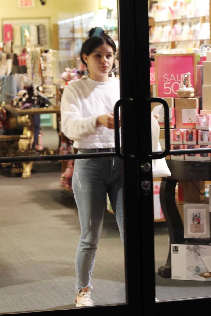 Ariel Winter in a White Long Sleeves T-Shirt
