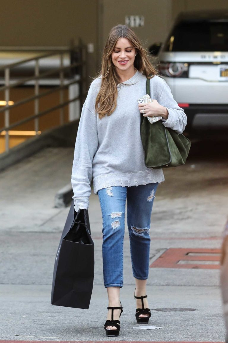 Sofia Vergara in a Blue Ripped Jeans Was Spotted Out in LA – Celeb Donut