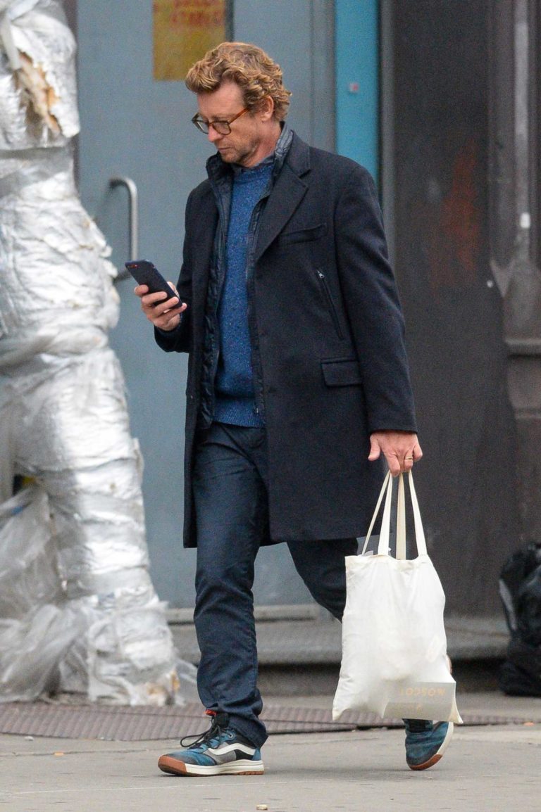 Simon Baker in a Black Coat Was Seen Out in New York – Celeb Donut