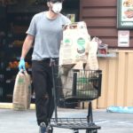 Casey Affleck in a Surgical Face Mask Stocks up on Groceries at Lassens Natural Foods and Vitamins in Los Feliz