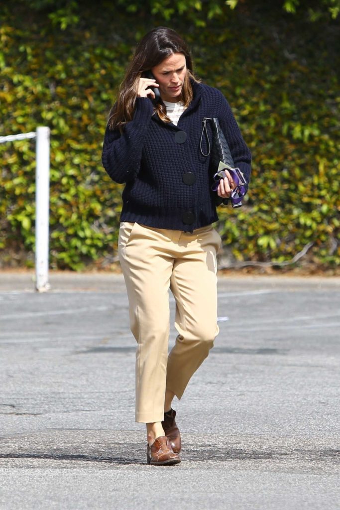 Jennifer Garner in a Yellow Pants