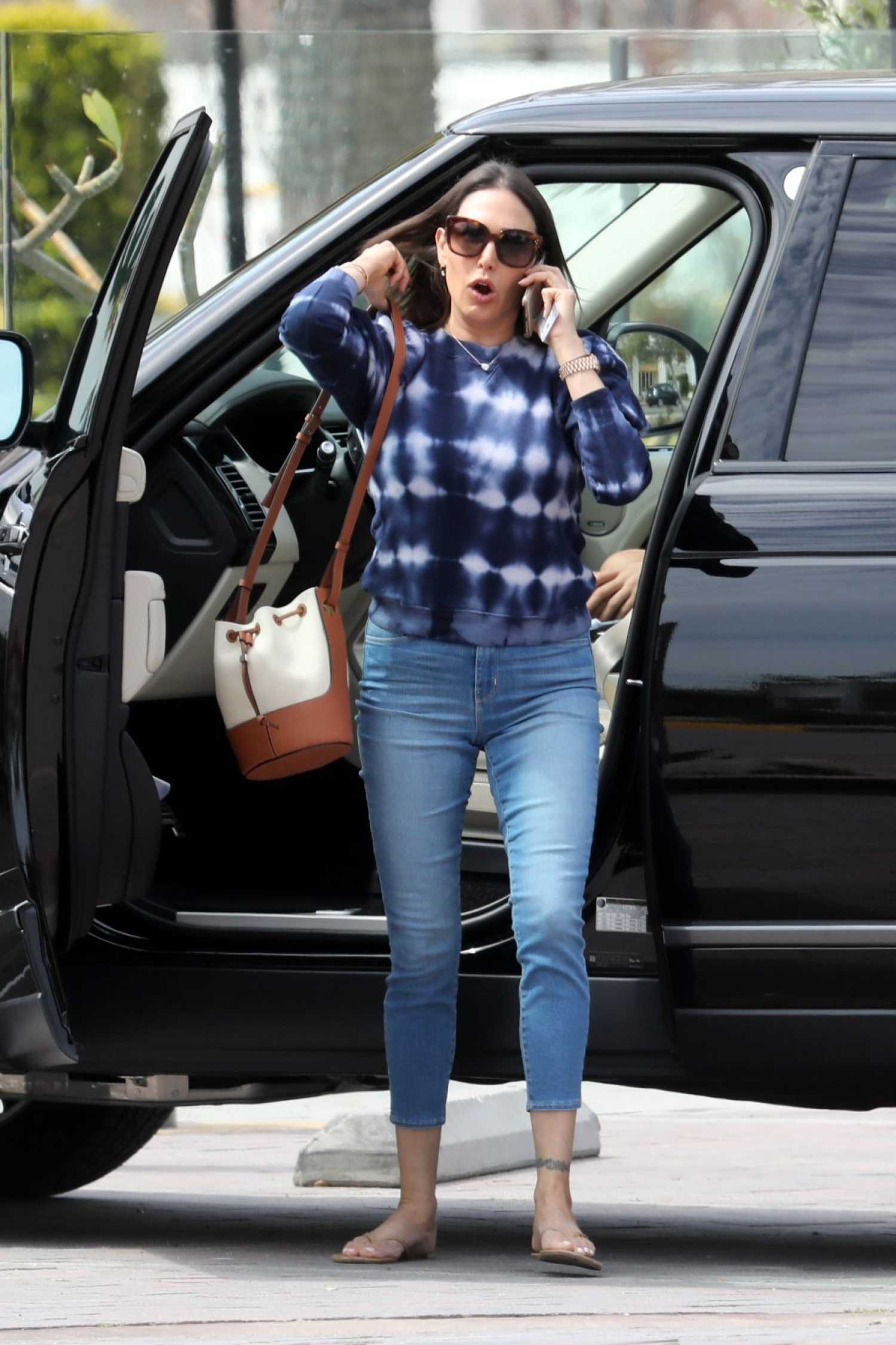 Lauren Silverman in a Blue Jeans Was Seen Out in Malibu – Celeb Donut