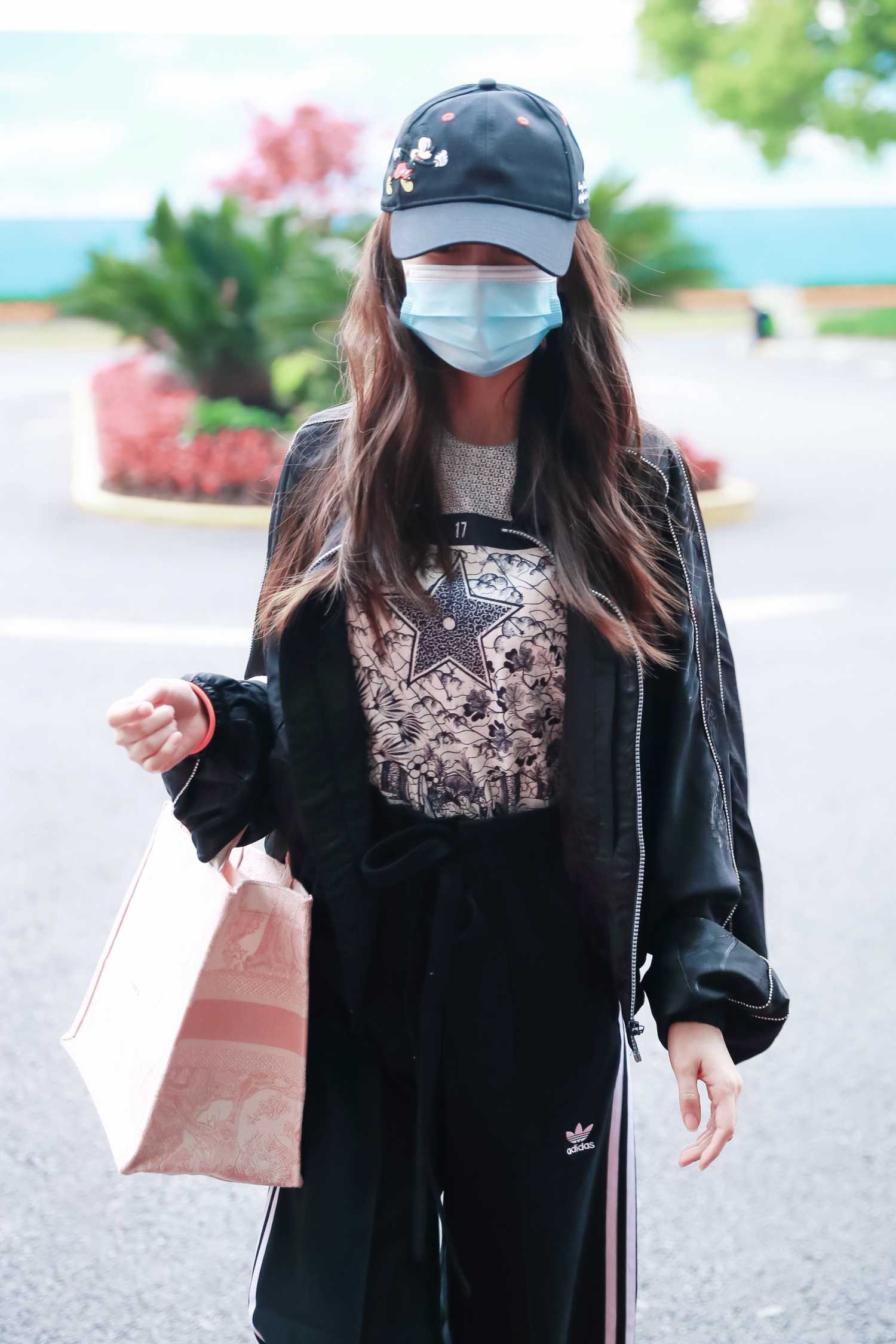 Angelababy in a Face Mask Arrives at Airport in Shanghai – Celeb Donut