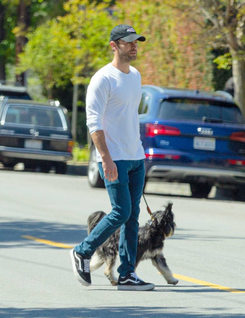Chace Crawford in a White Long Sleeves T-Shirt