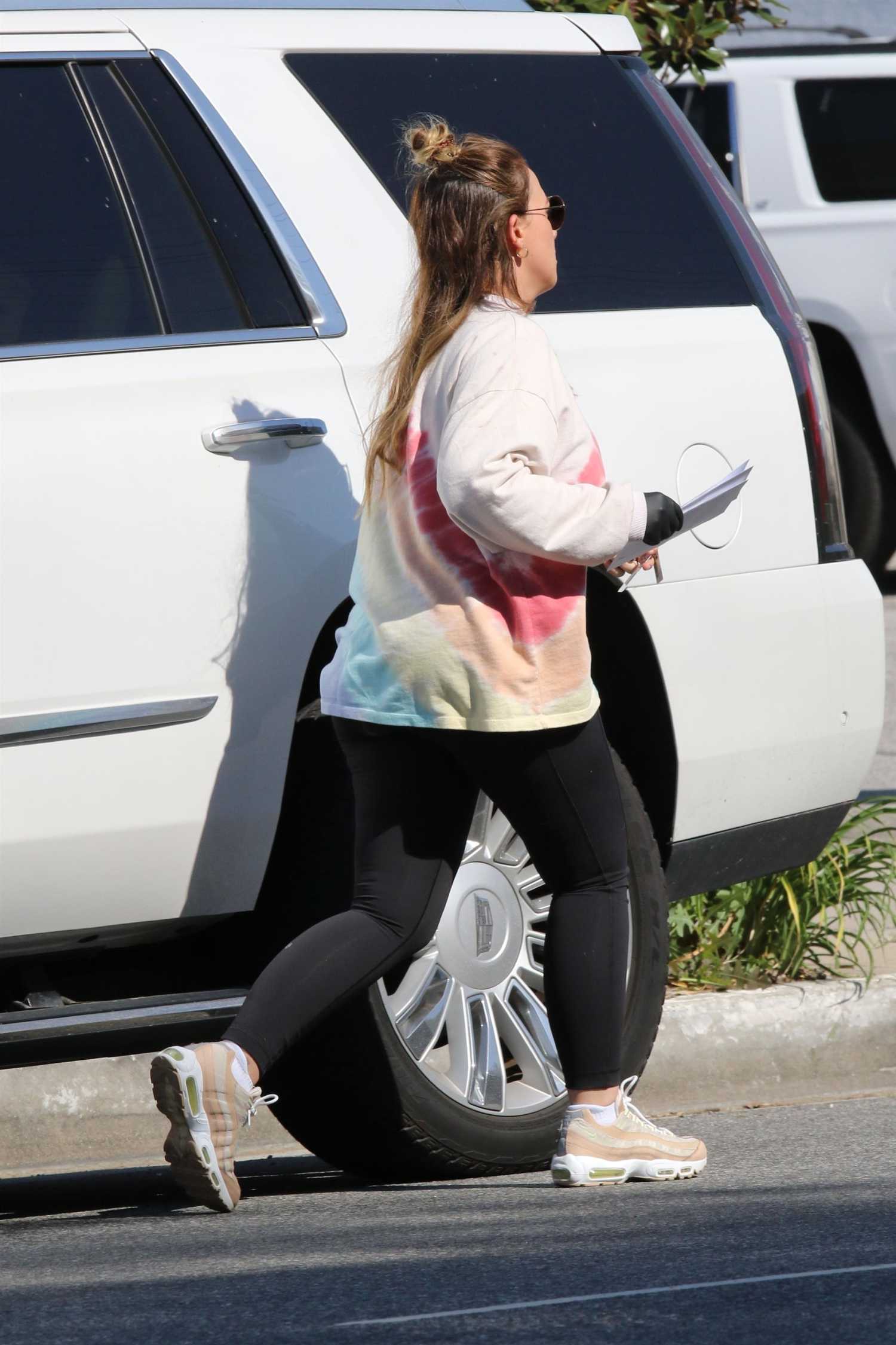 Haylie Duff in a Black Leggings Mails off a Letter in Los Angeles ...