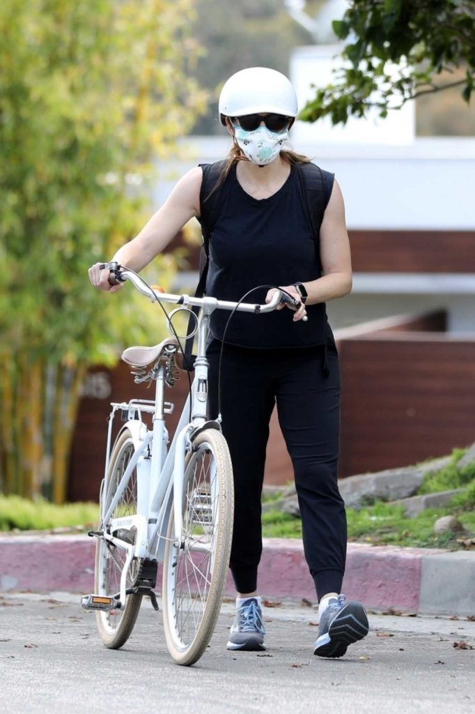 Jennifer Garner in a Surgical Face Mask