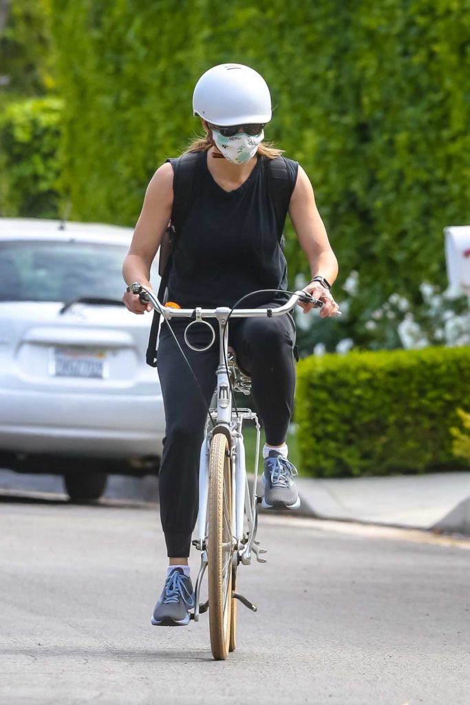 Jennifer Garner in a Surgical Face Mask