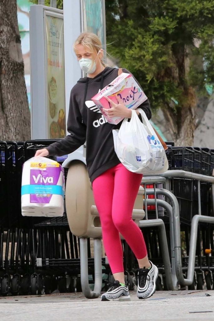 Molly Sims in a Pink Leggings