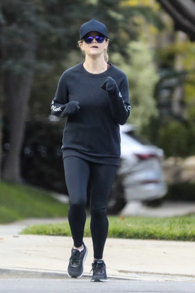 Reese Witherspoon in a Black Sweatshirt