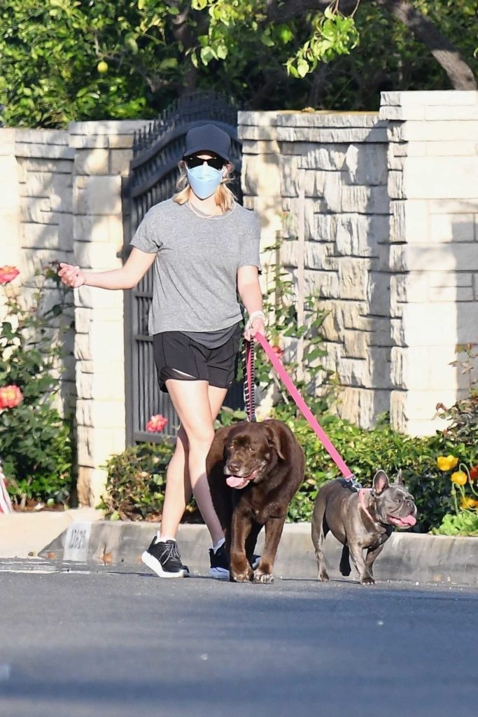 Reese Witherspoon in a Gray Tee