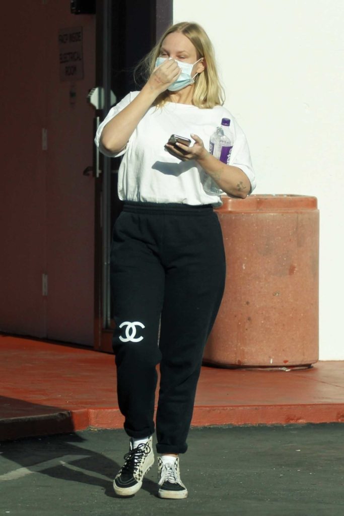 Sia in a Black Sweatpants