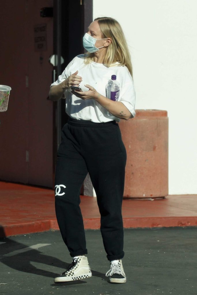 Sia in a Black Sweatpants