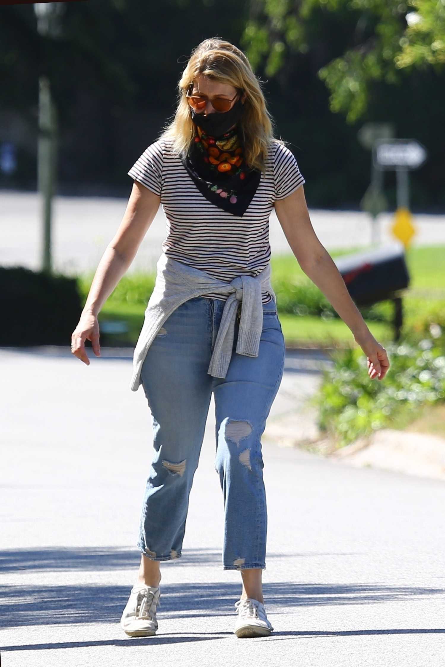 Laura Dern in a Bandana as a Face Mask Was Seen Out in Pacific