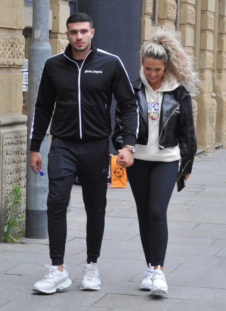 Tommy Fury in a White Sneakers