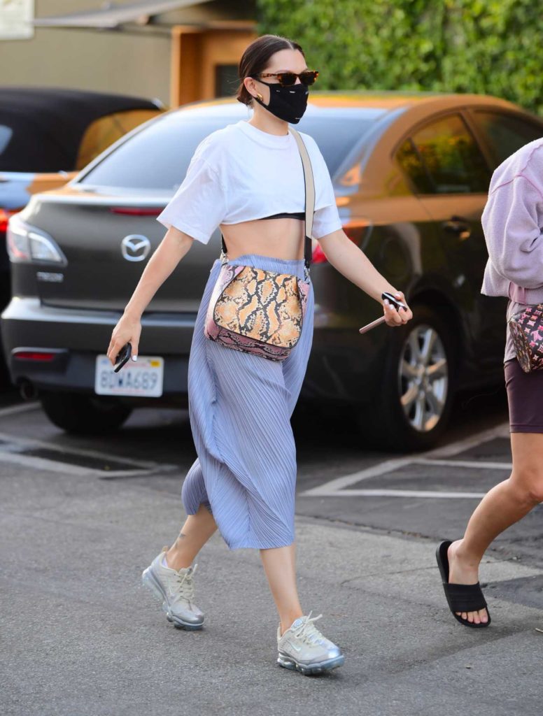 Jessie J in a White Cropped T-Shirt