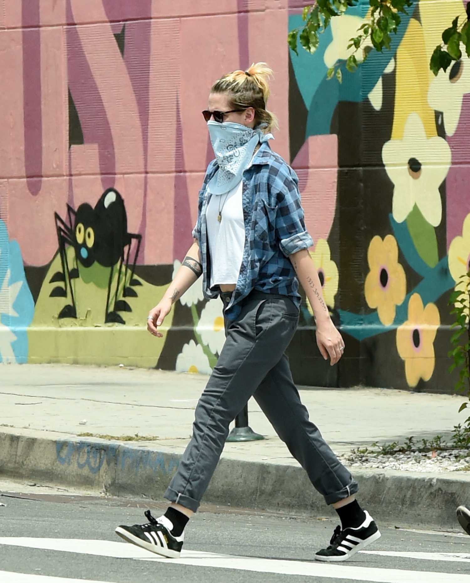 Kristen Stewart a Black Sneakers Heads to the Black Lives Matter Protest in Hollywood – Donut