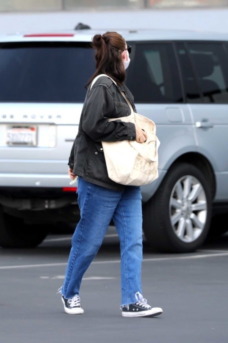 Rooney Mara In A Converse Trainers Makes A Visit To Her Doctor In Los 