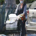Jamie Lee Curtis in a Protective Mask Goes Shopping at Jayde’s Market in Bel-Air