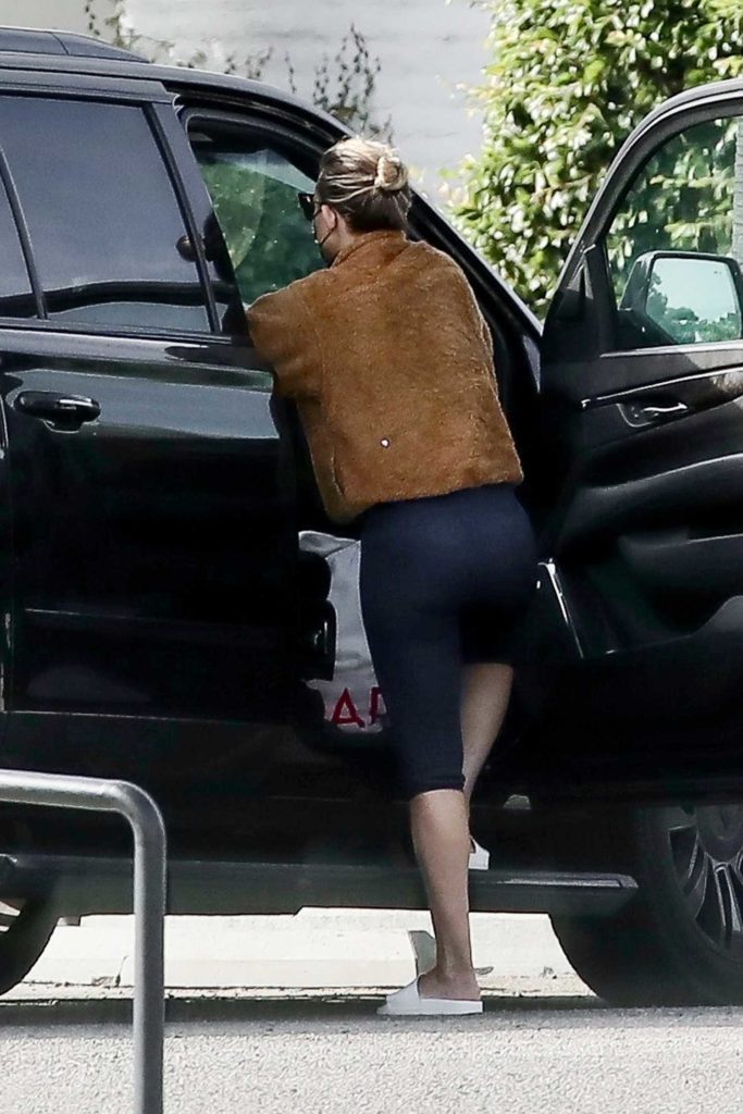 Kate Hudson in a White Flip-Flops
