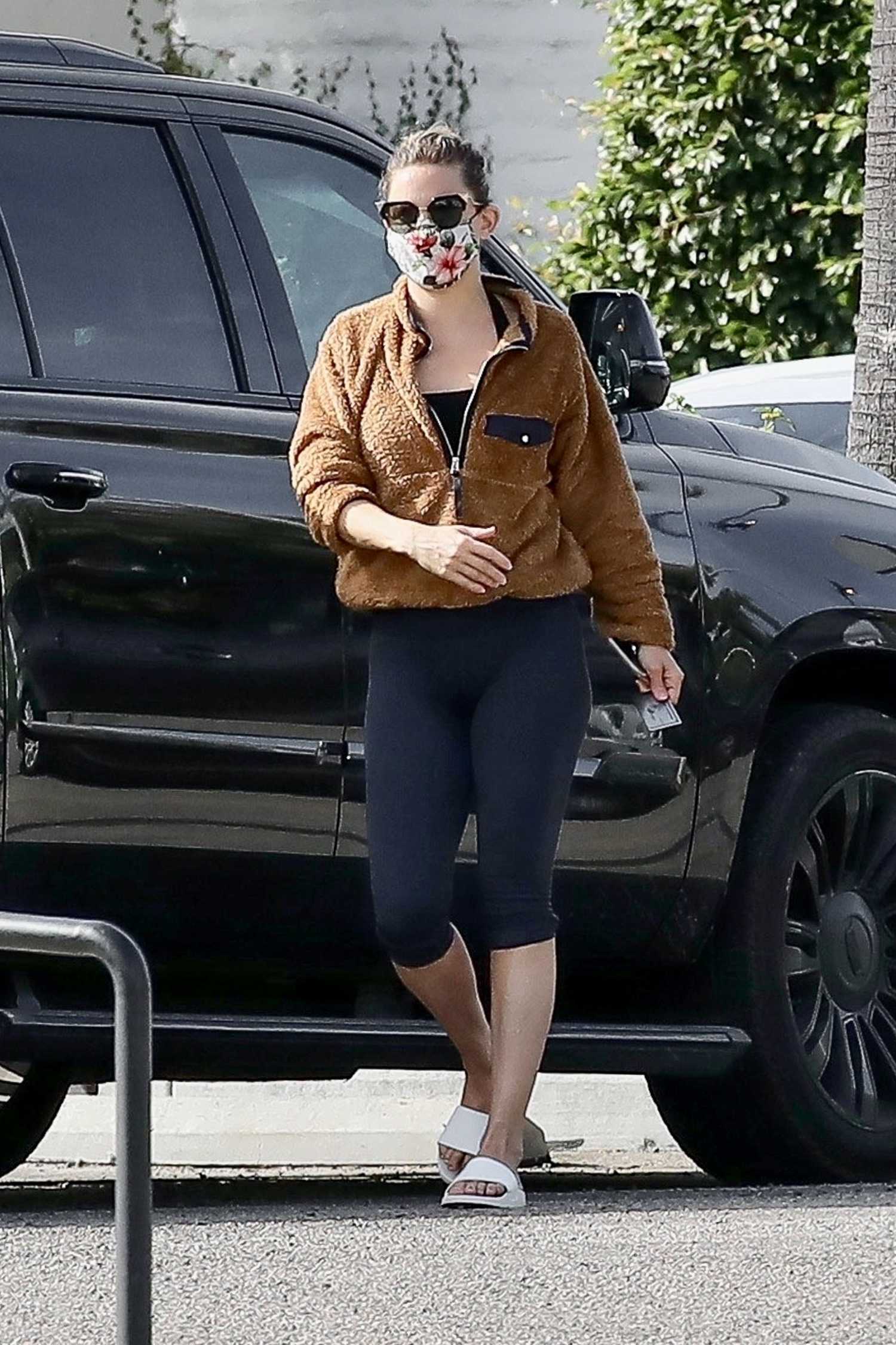 Kate Hudson in a White Flip-Flops Was Seen Out in Malibu – Celeb Donut