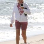 Linda Thompson in a White Track Jacket Was Seen on the Beach in Malibu