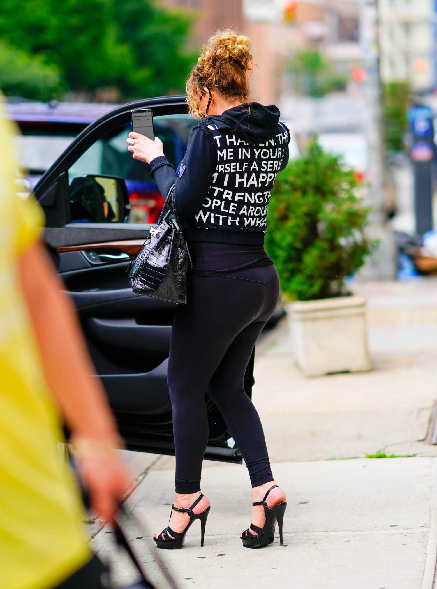 Mariah Carey in a Black Leggings Was Seen Out in New York – Celeb Donut