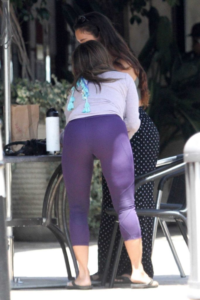 Nia Peeples in a Purple Leggings