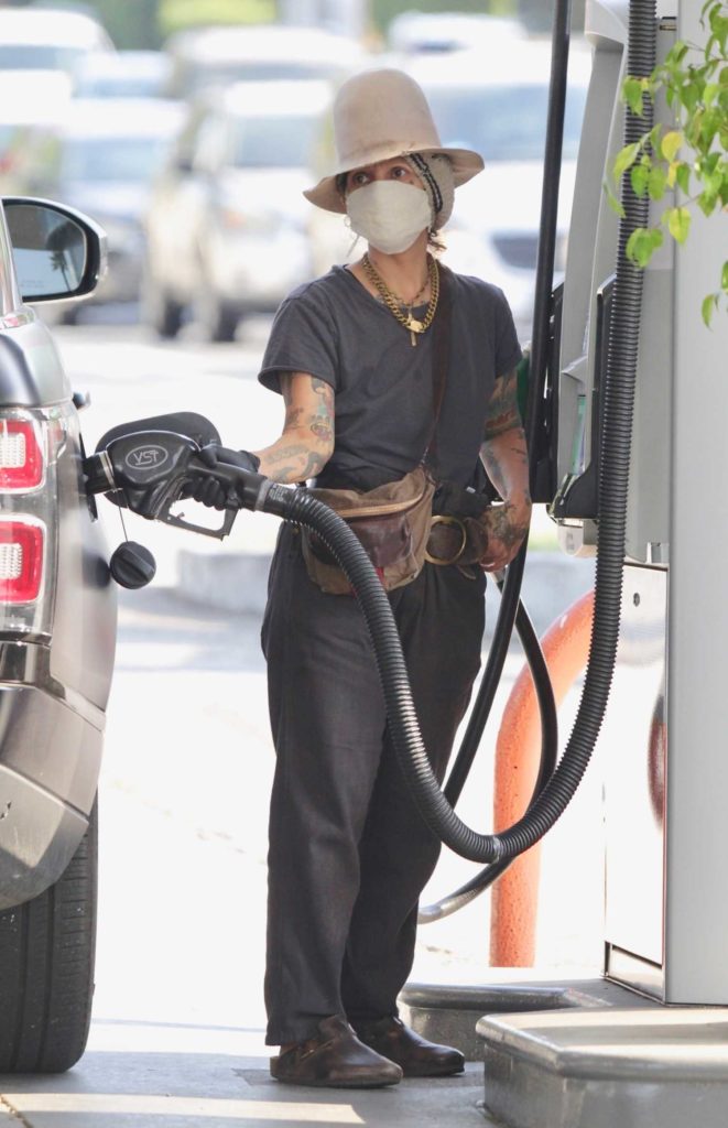 Linda Perry in a Black Tee