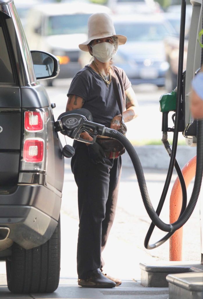 Linda Perry in a Black Tee