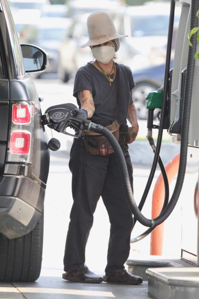 Linda Perry in a Black Tee