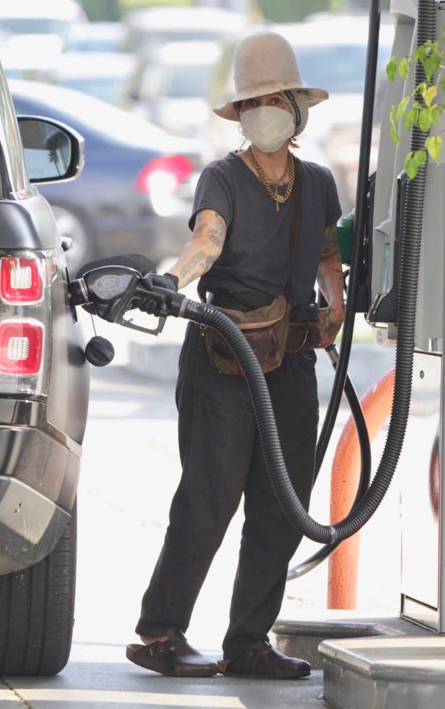 Linda Perry in a Black Tee