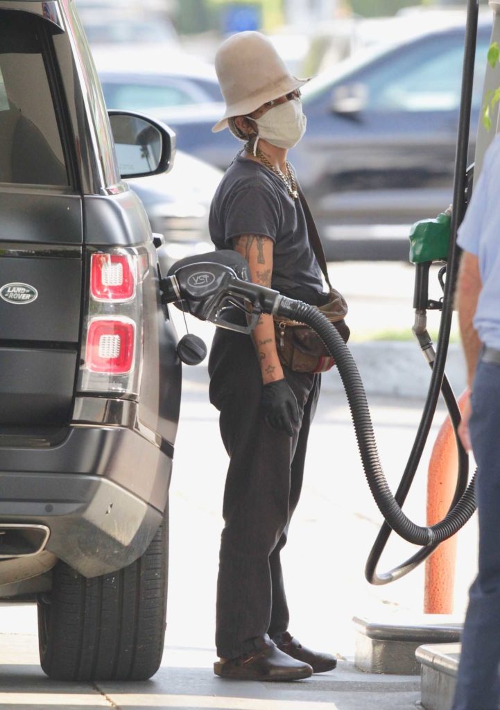 Linda Perry in a Black Tee