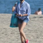Teri Hatcher in a Black Protective Mask Was Seen on the Beach in Malibu