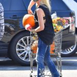 Gwen Stefani in a Black Tank Top Steps Out to Buy Some Pumpkins in Los Angeles