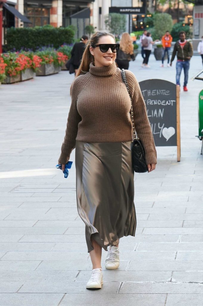 Kelly Brook in a Knitted Tan Sweater