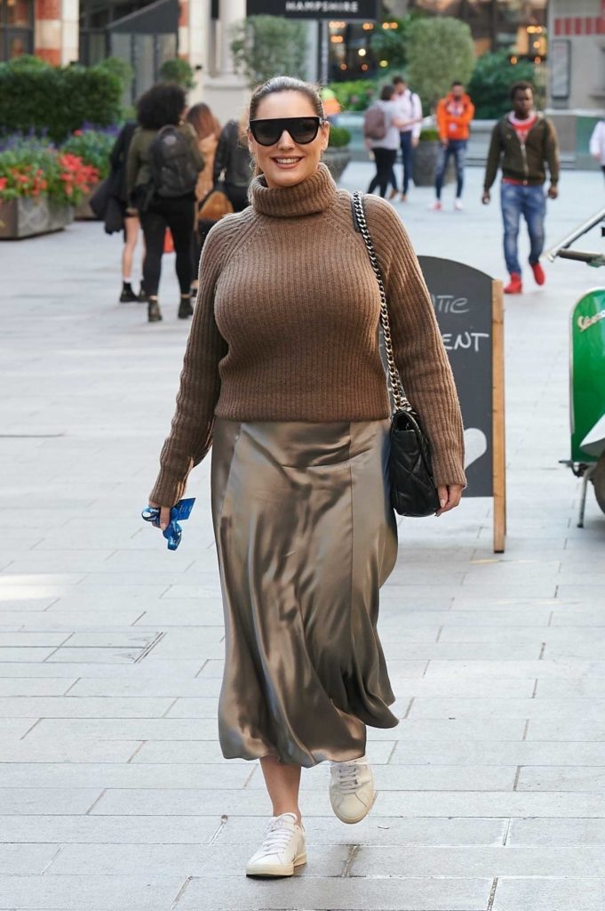 Kelly Brook in a Knitted Tan Sweater