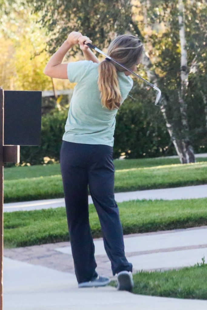 Kendra Wilkinson in a Black Track Pants Practices Her Golfing Skills in ...