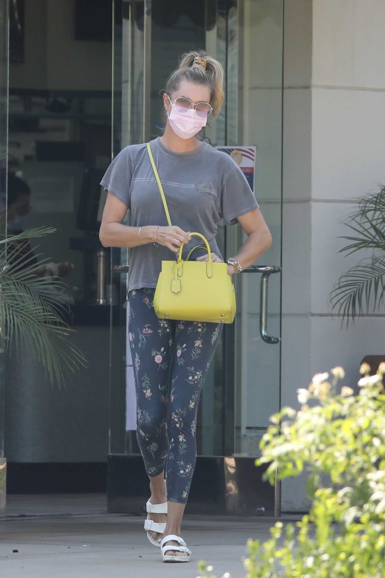 Rebecca Romijn in a Protective Mask Stops by the Dry Cleaners in