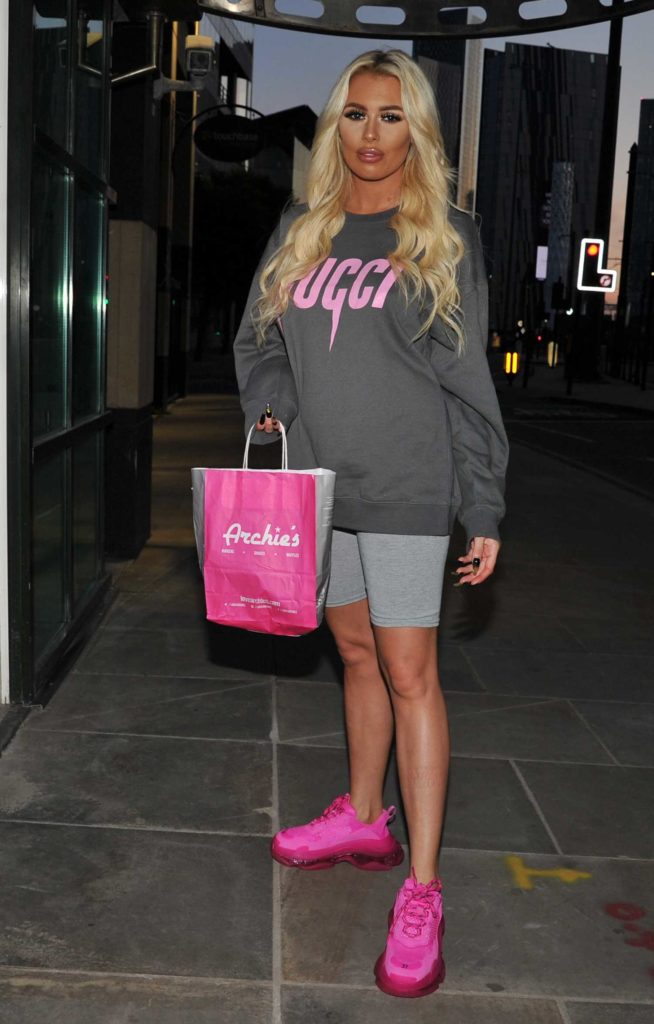 Shannen Reilly McGrath in a Pink Sneakers