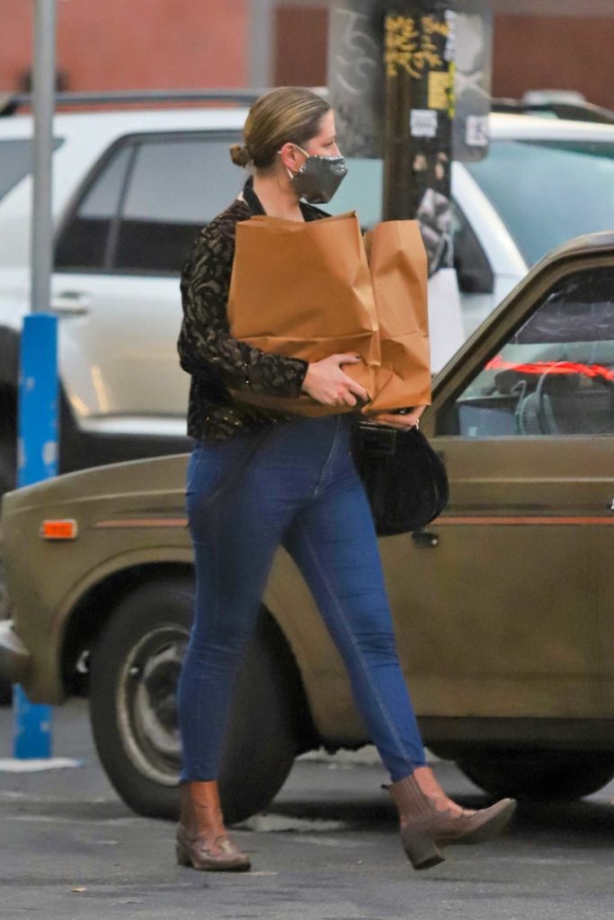 Mischa Barton in a Skin-Tight Jeans