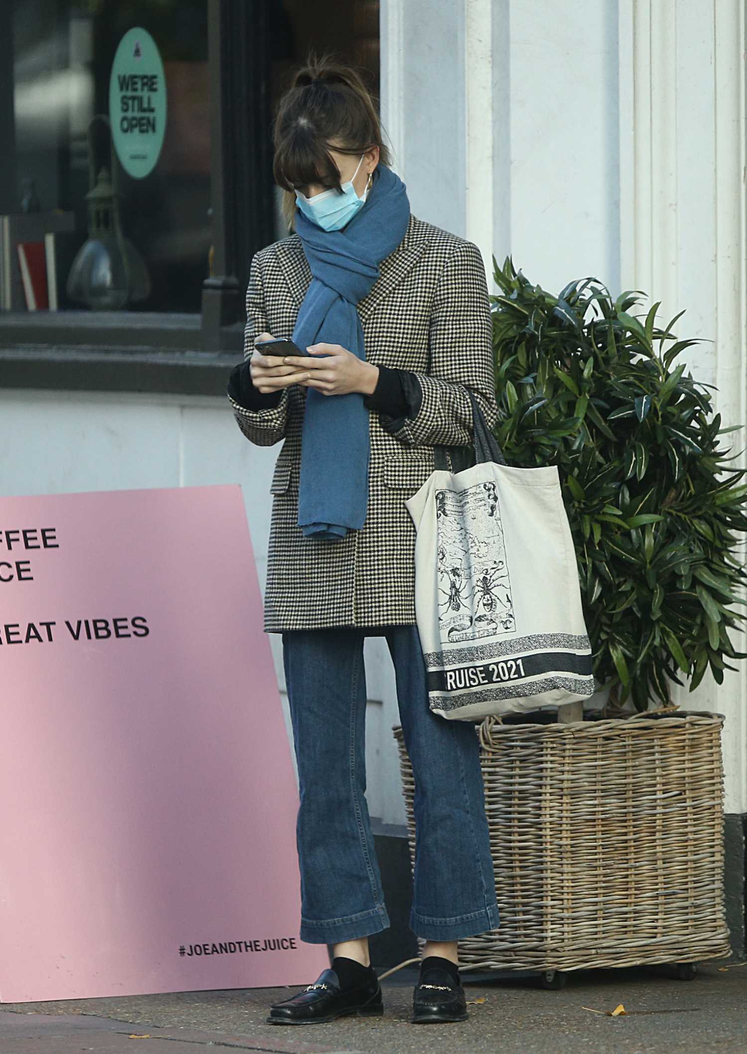 Daisy Edgar-Jones in a Protective Mask Goes Shopping in London – Celeb ...