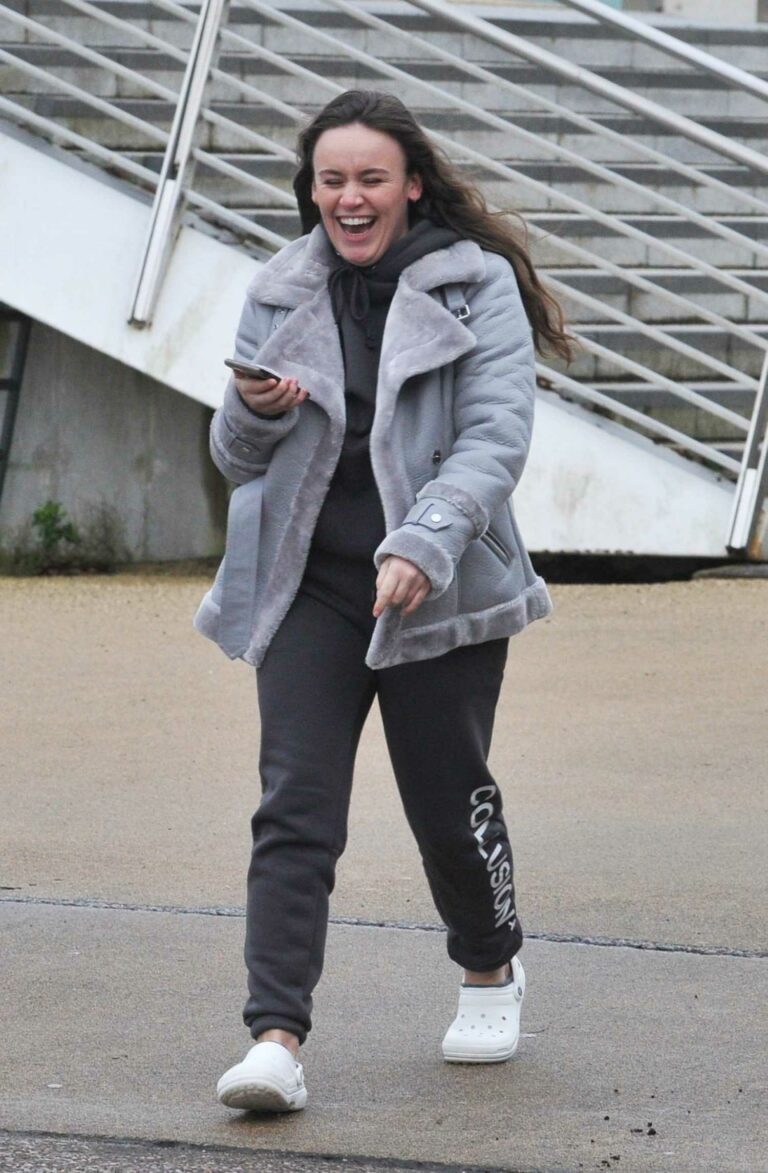 Ellie Leach in a Grey Jacket Was Seen Out in Manchester – Celeb Donut