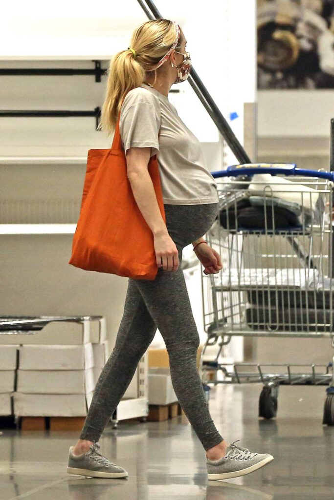Emma Roberts in a Grey Leggings