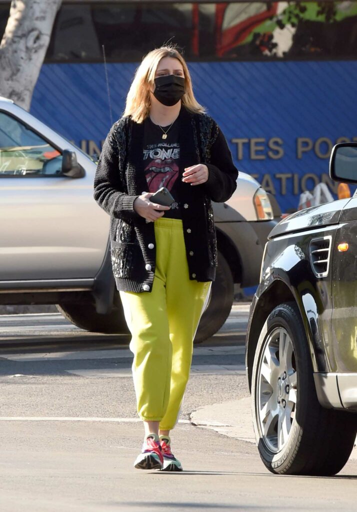 Mischa Barton in a Yellow Sweatpants
