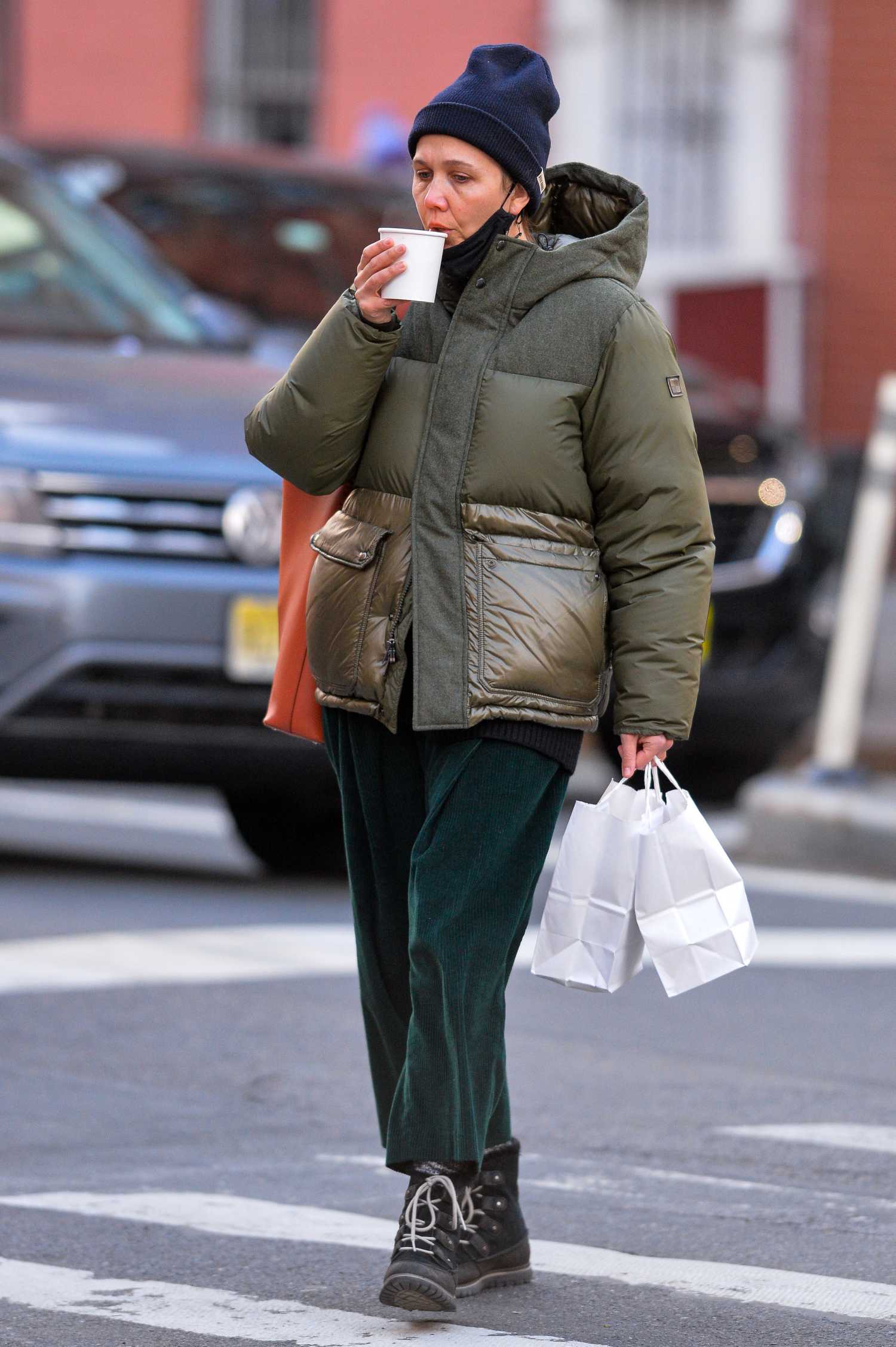Maggie Gyllenhaal in a Blue Knit Hat Was Seen Out in Manhattan, NYC ...