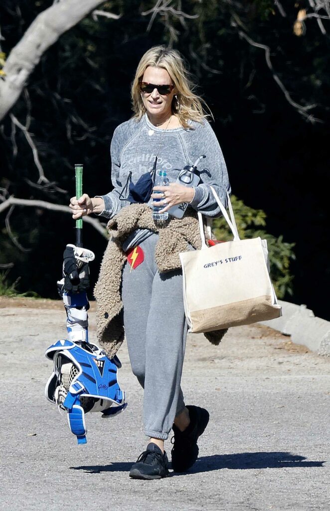 Molly Sims in a Grey Sweatpants